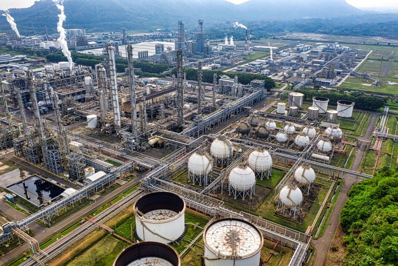 Luftaufnahme eines Chemieparks mit Kolonnen und Tanklagern