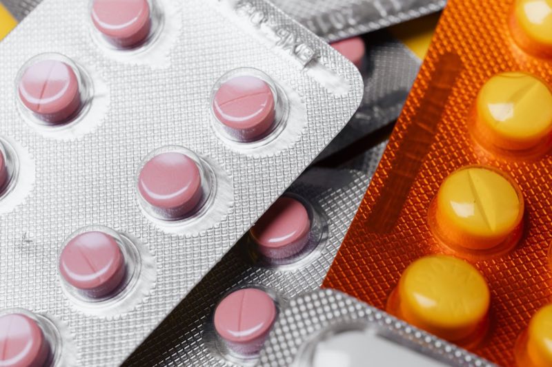 Gestapelte Blisterpackungen mit Tabletten in Nahaufnahme