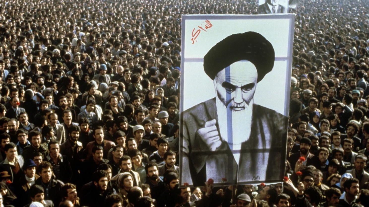 Demonstrierende Menschenmenge während der Islamischen Revolution im Iran (1979)
