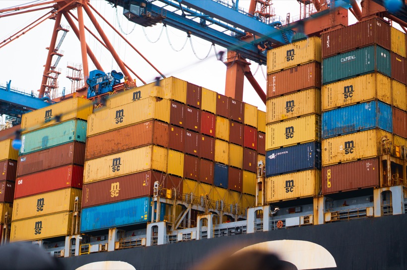 Container-Stapel im Hafen, Handelsfluss unter Exportquoten