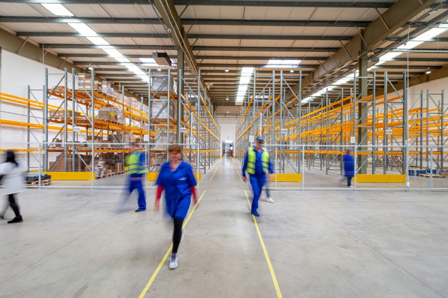 Industrielle Lagerhalle, Bestandsmanagement unter schleichender Verknappung